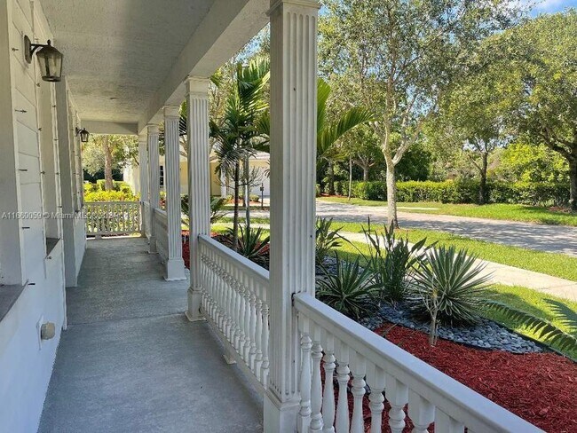 Foto del edificio - 4762 Lakeside Terrace