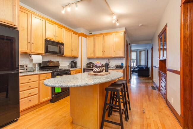 Building Photo - 1538 W Wrightwood Ave