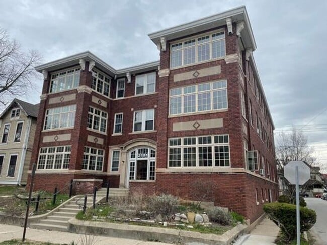 Building Photo - Beautifully Restored 3 BR, 1.5 BR Pre-War ...