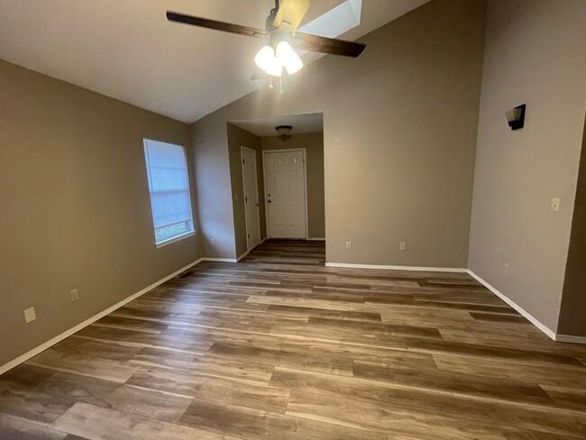 Building Photo - Available now remodeled 2 bedroom 2 bathro...