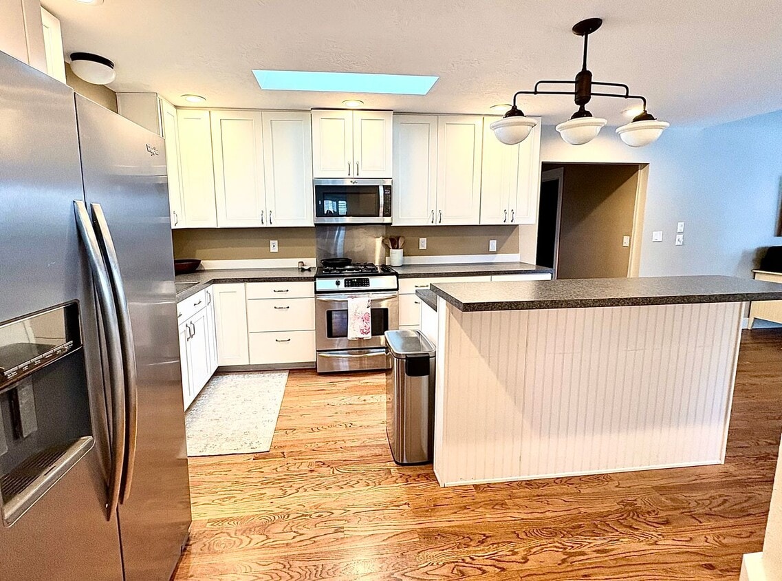 Foto del edificio - Beautiful West End 3-Bedroom | Fully Furnished | Utilities + WiFi Included | Hot Tub Retreat