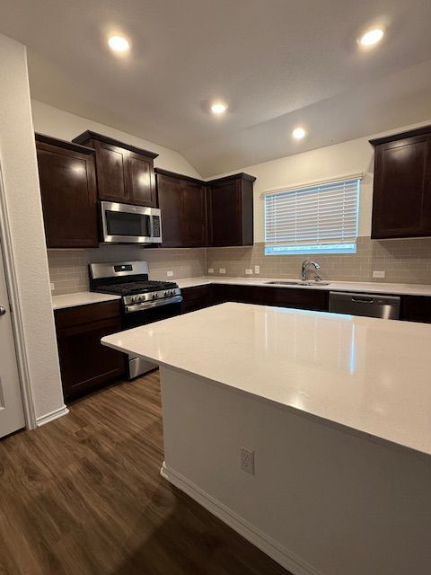 Foto del edificio - 502 Golden Plains Pkwy