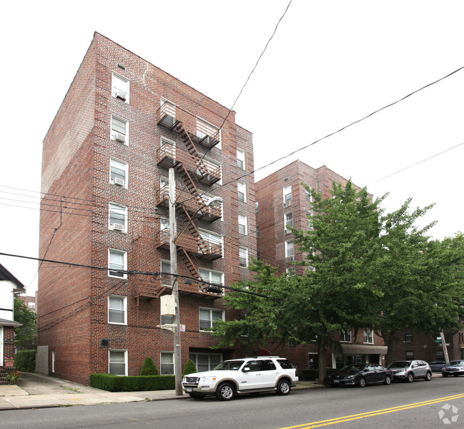 Primary Photo - 150 Marine Ave