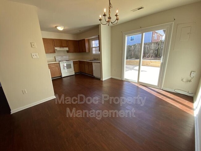 Foto del edificio - 3635 McDowell Ct