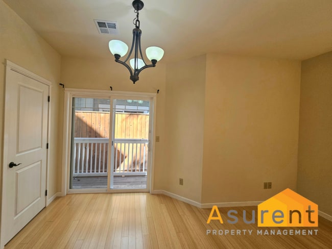 Building Photo - Adorable Jacksonville Duplex Available Soon!