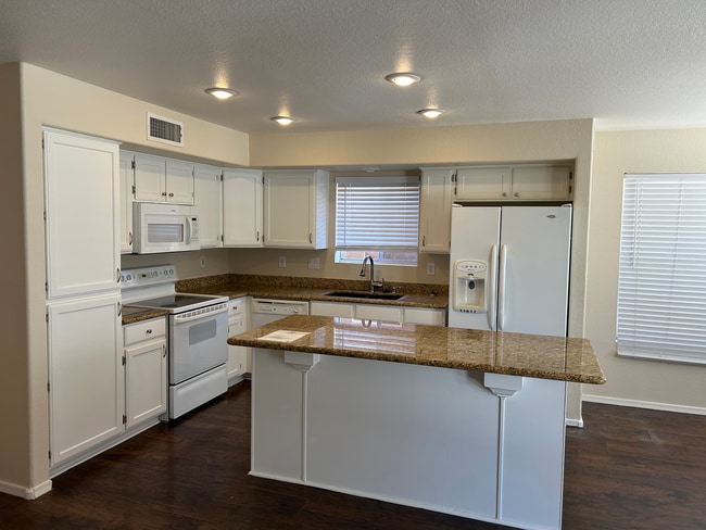 Building Photo - 4 Bedroom 2.5 Bathroom Lakewood Home
