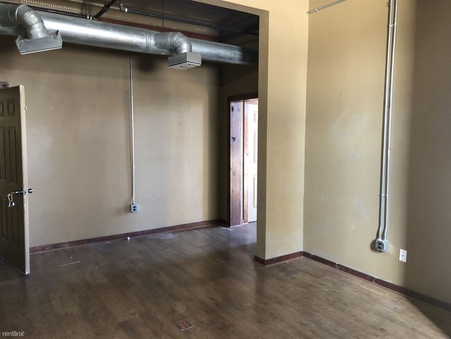 Building Photo - 1 br, 1 bath  - 110 E Tyler St 202