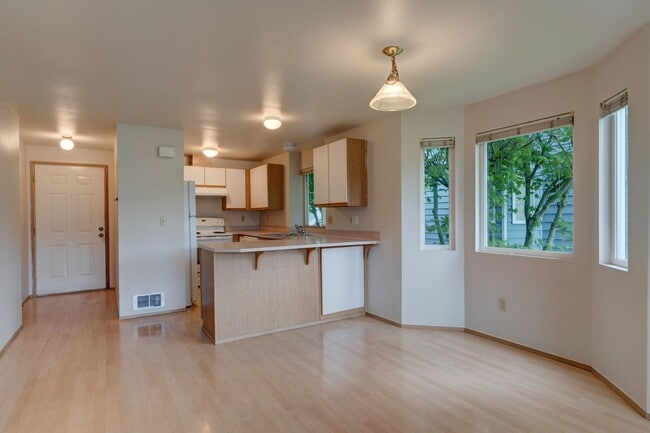 Building Photo - 2-Bedroom 1st Floor Park Place Condo - Wat...