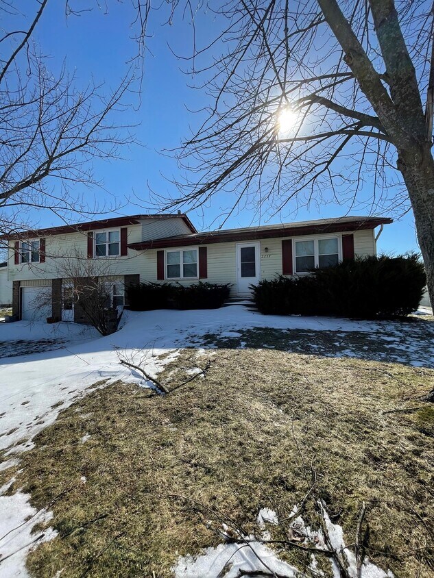 2254 Countrywood Dr SE, Kentwood, MI 49508 House for Rent in Kentwood