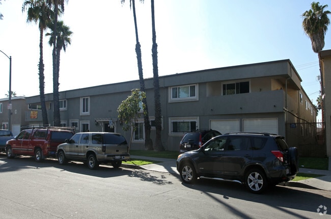 Building Photo - 2159 Elm Ave.