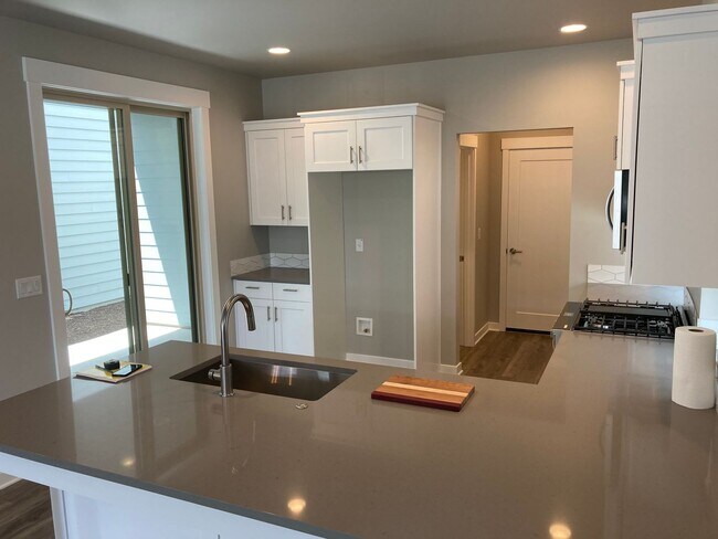 Foto del edificio - Beautiful home with great community amenities in Redmond!  A/C!