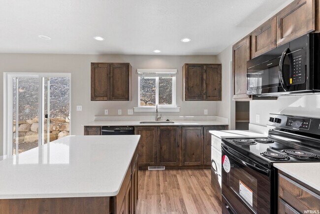 Building Photo - 925 N Haywain Dr