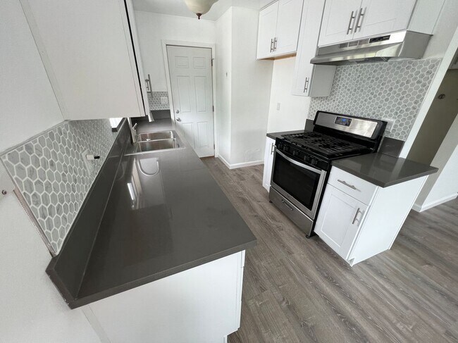 Foto del edificio - 3329 Montrose Ave