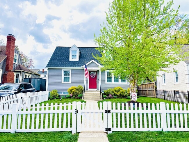 Building Photo - 2902 Meadow Ln