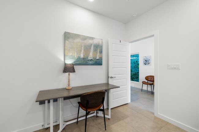 Foto del edificio - 2625 Warbler Ave