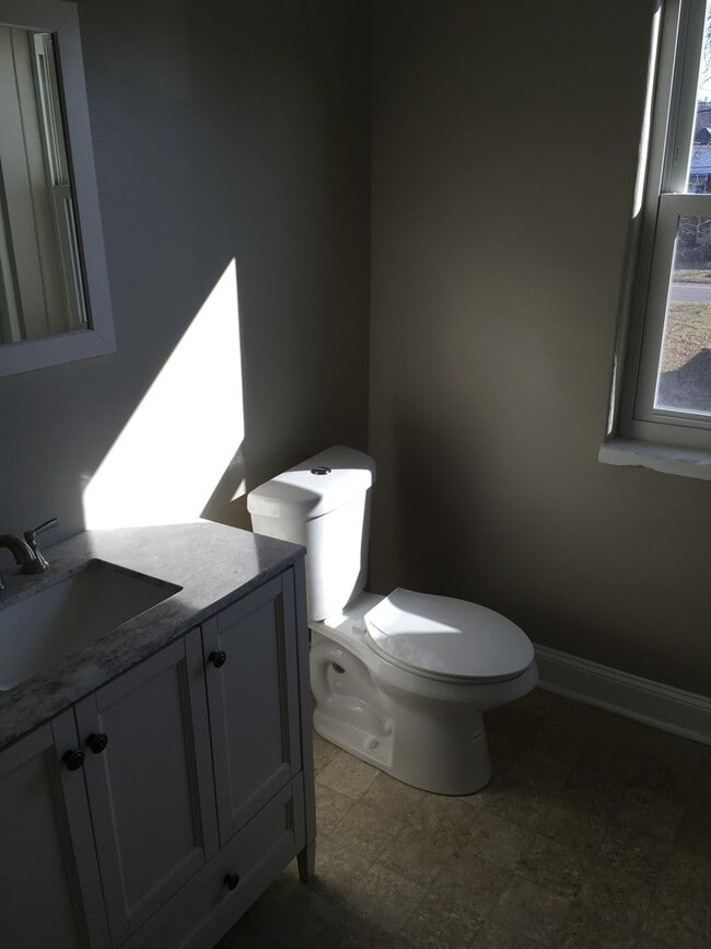 Building Photo - 4bdrm 1ba House for Rent $975 Central Heat & Air