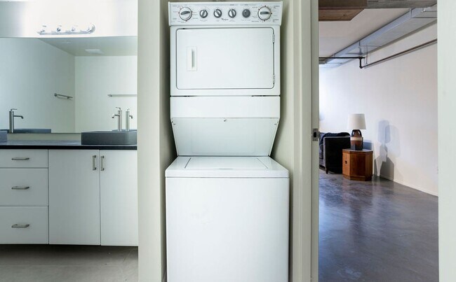 Foto del edificio - Garden View 1 Bedroom Loft Ready for move in