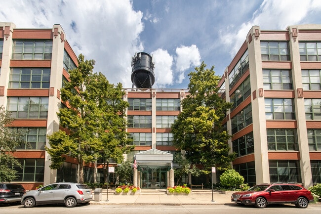 Building Photo - 1800 W Roscoe St