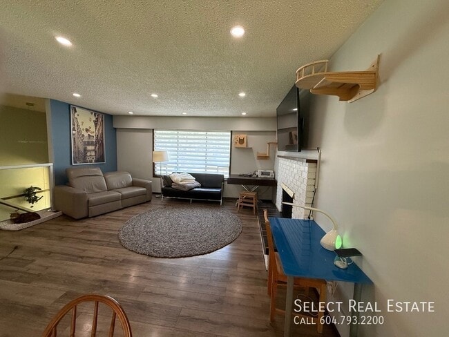 Building Photo - 260 Robertson Crescent