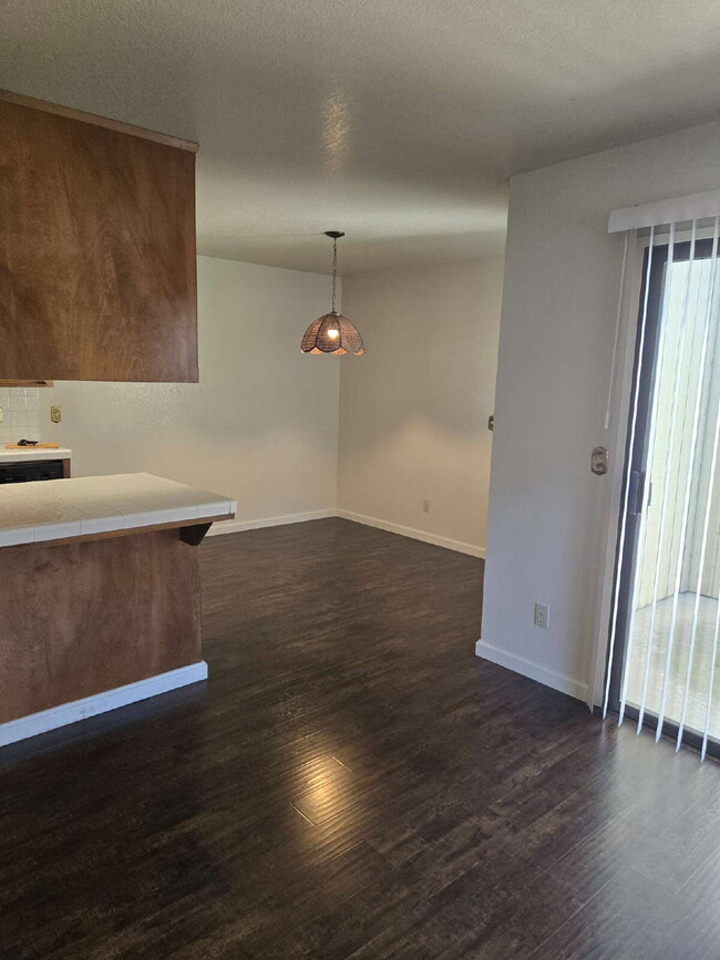 Building Photo - Highly Sought After Location! Available 5/9!