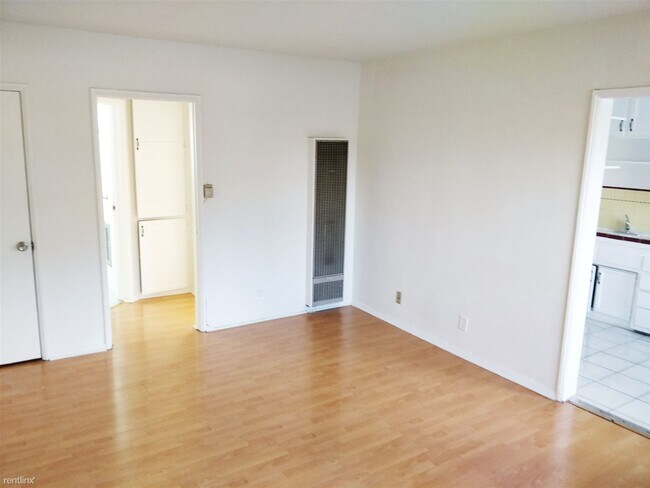 Building Photo - 5350 San Vicente Blvd