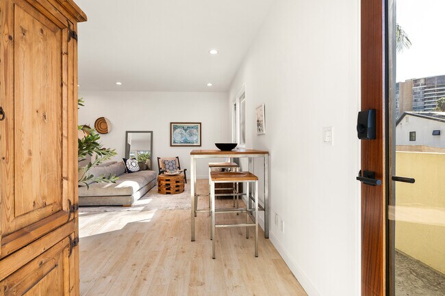 Foto del edificio - 831 Dickson St