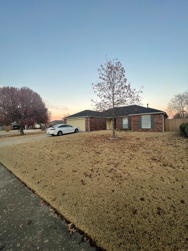 Building Photo - 479 Robin Hood Ct