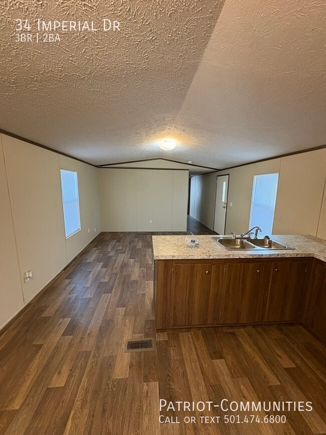 Foto del edificio - 34 Imperial Dr