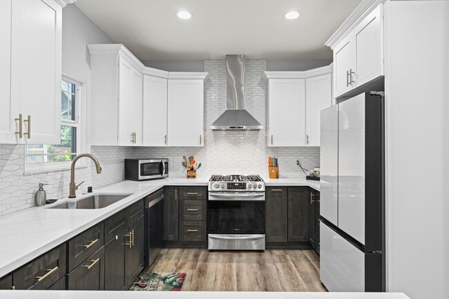 Building Photo - Updated Midtown Home