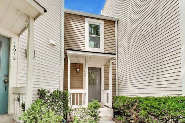 Foto del edificio - 2bd/2.5ba hideaway in the heart of Reston - incredible location $2750+util.