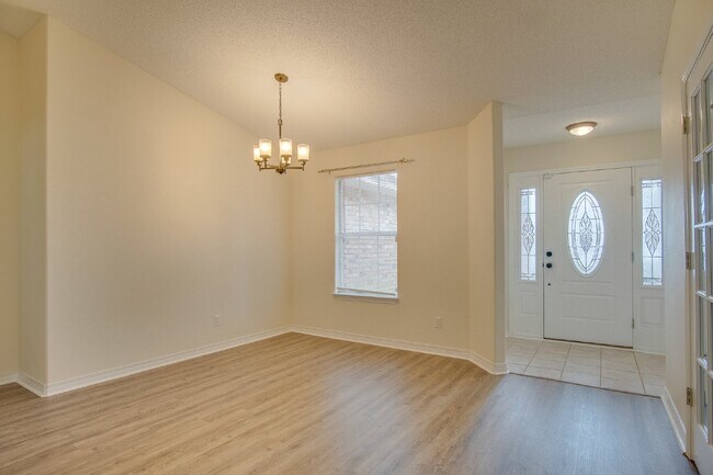 Foto del edificio - Updated 4BR/3BA Brick Home Near NAS Pensacola with Office & Screened Porch