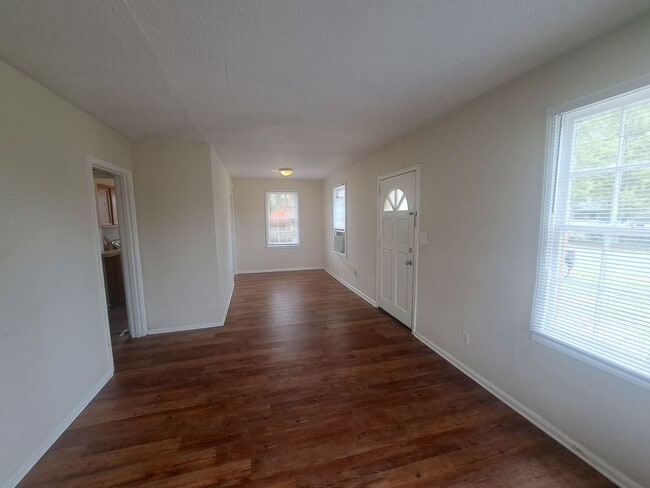 Building Photo - 3BR/1BA home with screened patio