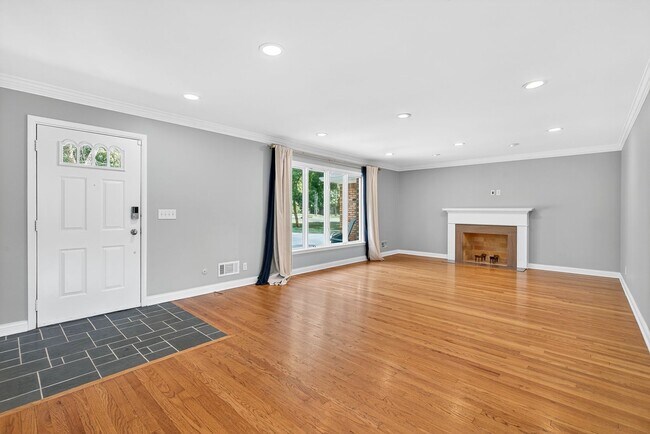 Foto del edificio - Beautiful, one of a kind property on four ...