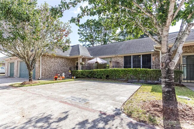 Building Photo - 725 Cedarwood Dr