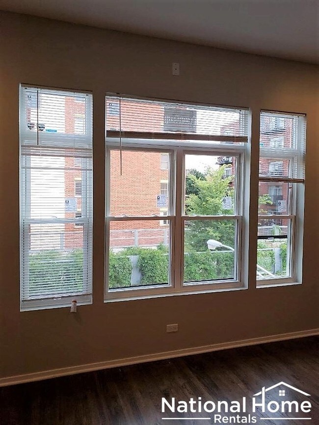 Foto del edificio - 2316 W Bloomingdale Ave Unit D