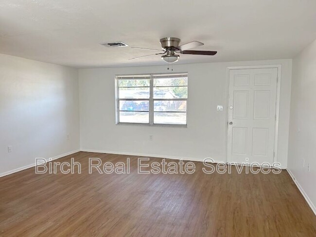 Foto del edificio - 4813 Elmwood St