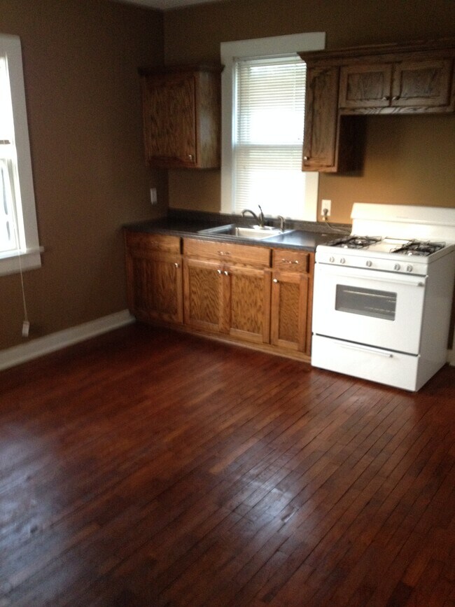 Building Photo - 609 S Maguire St