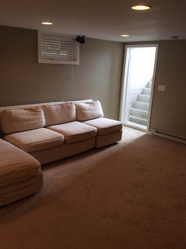 Building Photo - ***MOVE IN SPECIAL*** 2 WEEKS FREE Beautifully Remodeled 1 Bedroom / 1 Bath Unit in the Heart of ...