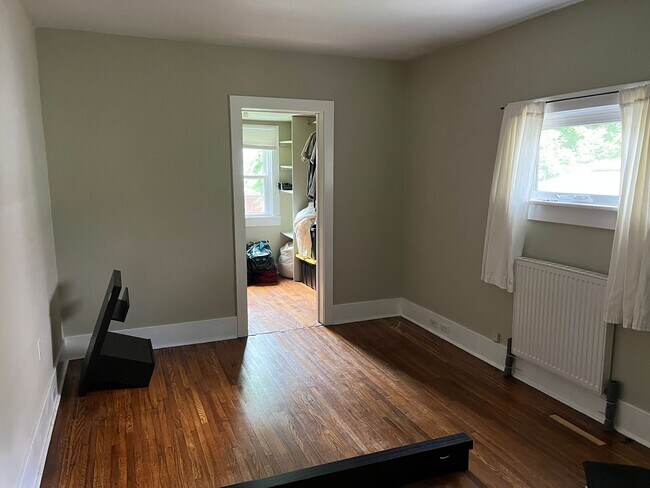 Dormitorio oeste con vestidor - 827 Mathews St