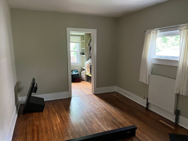 west bedroom with walk-in closet - 827 Mathews St
