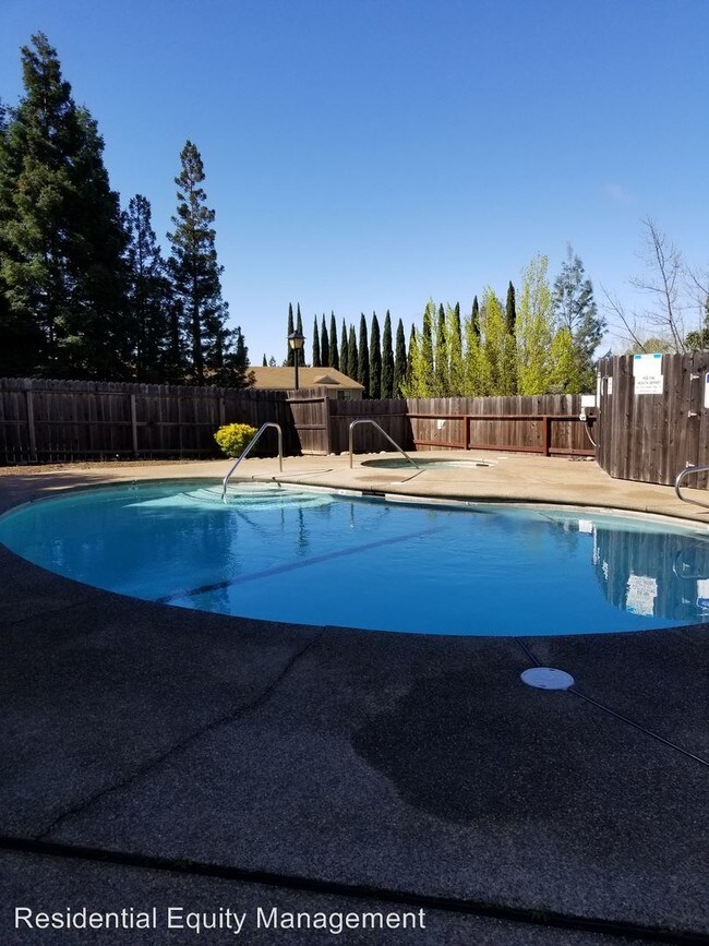 Building Photo - 3381 La Canada Dr