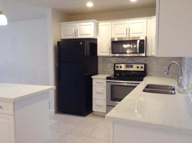 Building Photo - 186 Monaco Way