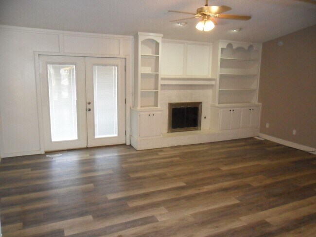 Building Photo - Great Home Close to Campus