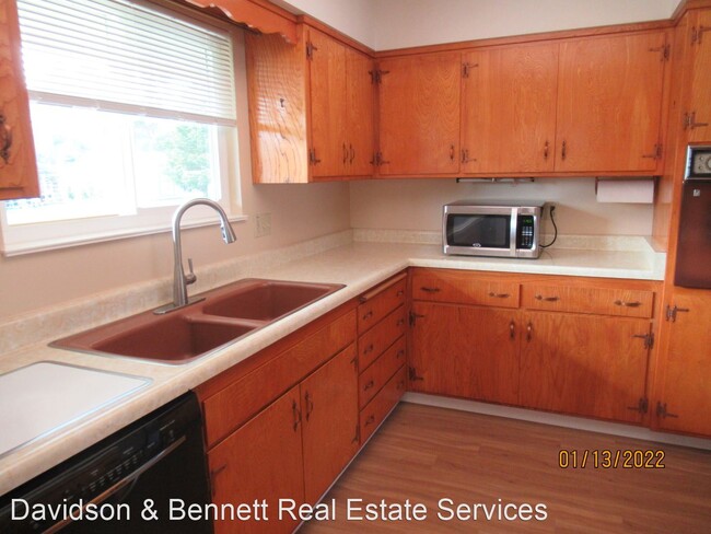 Building Photo - 3 br, 2 bath House - 1031 Sunset Road