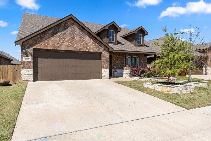 Primary Photo - 137 Red Hickory Dr