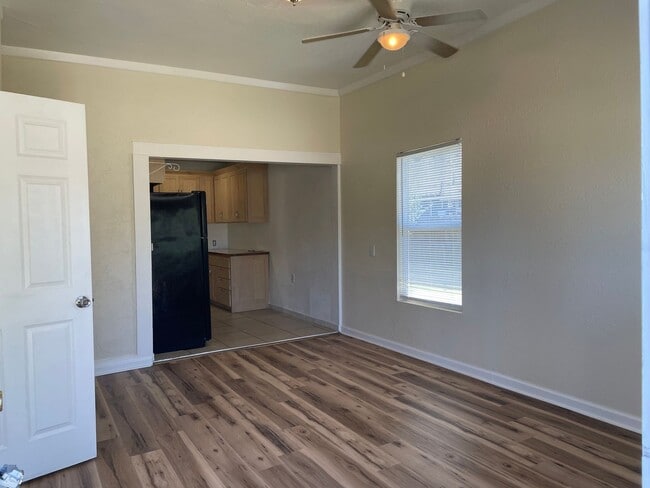 Building Photo - 811 Dakota Ave