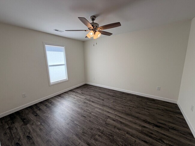Foto del edificio - Available August 7th, 2026! Fantastic 2BR, 1BA Duplex in Super Convenient Location