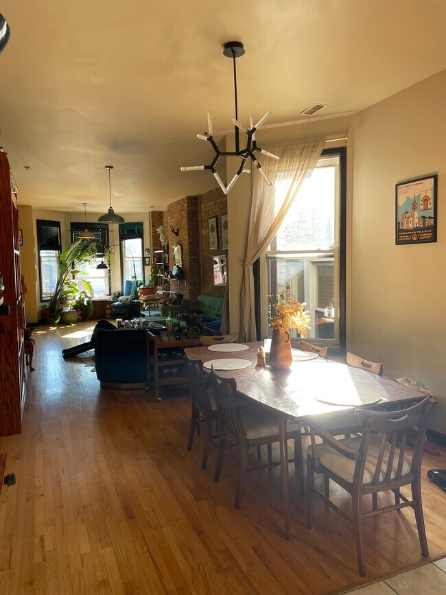 Airy open floor plan - 3326 W North Ave