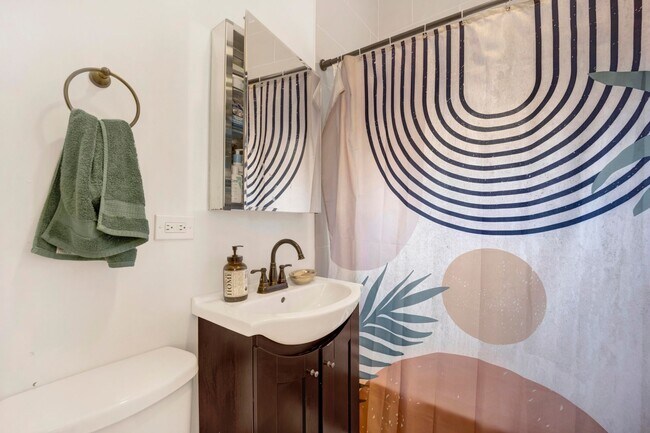 Foto del edificio - TONS OF LIGHT 2 BED IN BUCKTOWN! -- AVAILABLE 8/1!