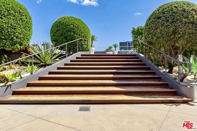 Building Photo - 6250 Hollywood Blvd